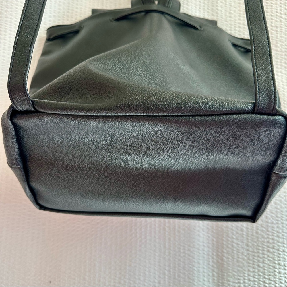 VICTORIA’S SECRET Black Pebbled Faux Leather Backpack Gold Logo Drawstring - Picture 3 of 9
